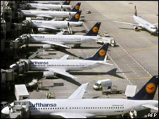 aviões parados em Frankfurt em 23 de abril