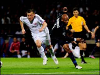 ايفيكا أوليتش يراوغ لاعب ليون