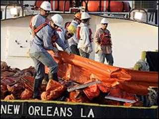 Không quân Mỹ chuẩn bị xịt hóa chất tan dầu ngoài khơi Louisiana
