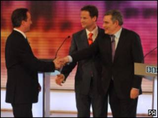 Brown y Clegg saludan a Cameron.