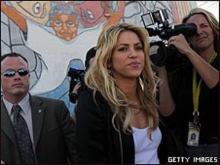 Shakira visita un centro latino en Phoenix