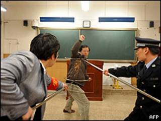 Policía mostrando a profesores de una escuela en Pekín como defenderse contra un ataque