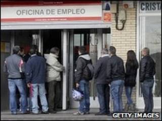 Fila em agência de emprego de Madri, Espanha