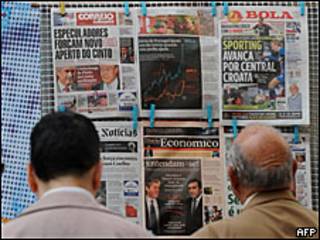 Portadas de los periódicos en Lisboa