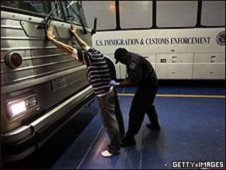 Inmigrante mexicano es revisado en centro del Servicio de Inmigración y Aduanas de Arizona (foto de archivo)