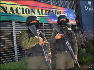 Soldados em frente à sede da ELFEC