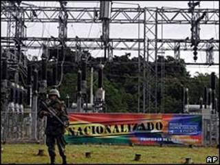 Soldado vigila instalación eléctrica nacionalizada en Bolivia.