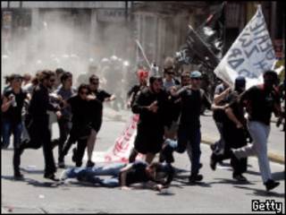 Manifestantes correm de policiais em Atenas