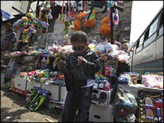 Niño frente a un stand vendiendo juguetes que entraron en Gaza por contrabando