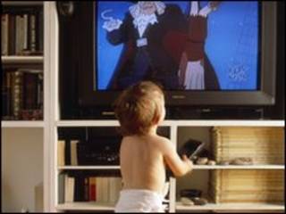 Niño pequeño viendo TV