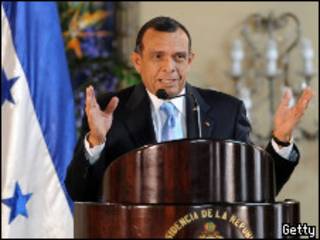 Porfirio Lobo en la inauguración de la Comisión de la Verdad.
