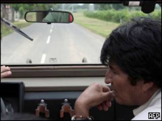 Evo Morales en un auto.