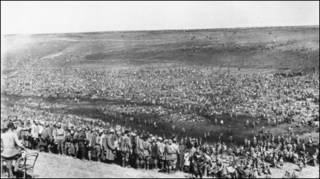 Советские пленные на привале. 1942 г.