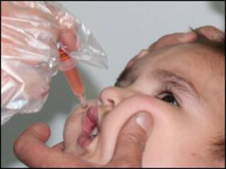 Un niño es vacunado contra la polio