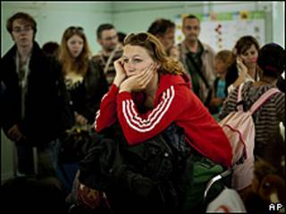 Pasajeros esperan en el aeropuerto de Barcelona