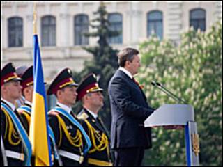 Президент Янукович виступає на параді у Києві