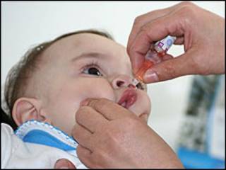 Вакцинация младенца в Таджикистане