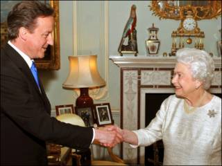 David Cameron akikutana na Malikia Elizabeth wa Uingereza.