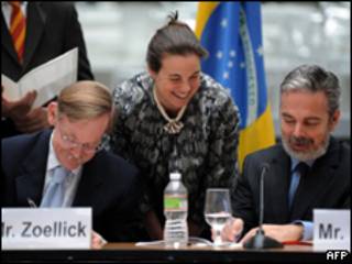 O presidente do Banco Mundial, Robert Zoellick, e o o secretário-geral de Relações Exteriores, Antonio Patriota, formalizam doação do Brasil ao Haiti nesta terça-feira (AFP)