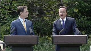 Clegg e Cameron durante entrevista coletiva nesta quarta-feira