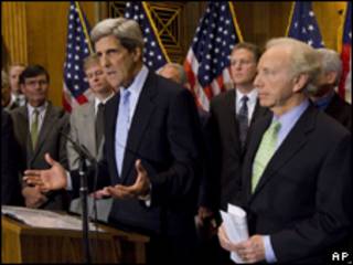 Os senadores John Kerry (esq.) e Joe Lieberman apresentam projeto nesta quarta-feira (AP)