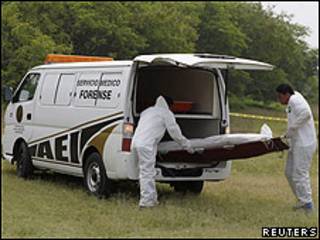 Forenses levantan un cadáver en México.