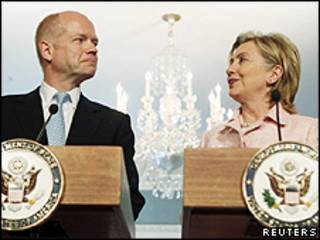 William Hague (esquerda) e Hillary Clinton