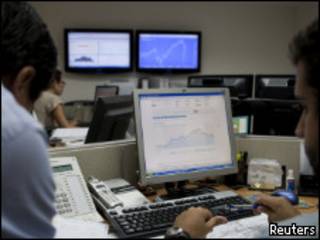 Un corredor de bolsa en Venezuela observa la jornada bursátil