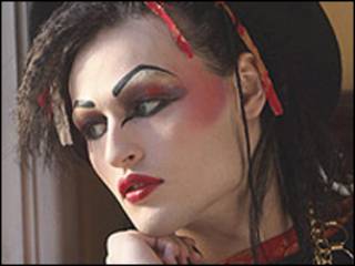 Douglas Booth en el papel de Boy George.