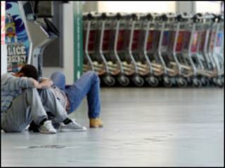 Passageiros afetados por atrasos em aeroporto britânico