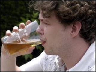Britânico bebendo cerveja
