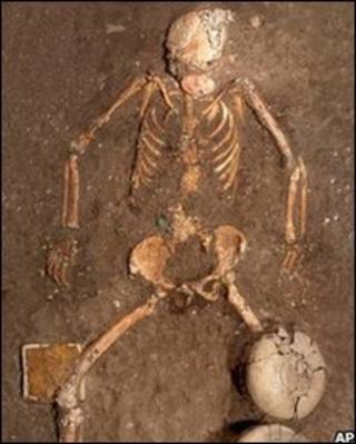 Esqueleto de uma mulher encontrado em uma tumba no México