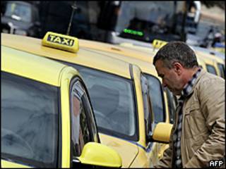 Taxista subiendo a su taxi.
