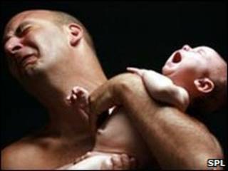 Un hombre sostiene a un niño en brazos.