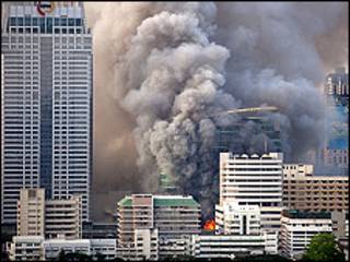 Nhiều khu building quan trọng tại Bangkok bị cố tình phát hỏa khi phe áo đỏ đầu hàng