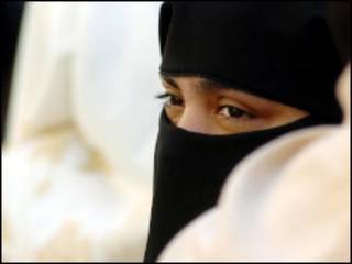 امرأة منقبة