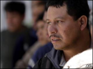 Inmigrantes mexicanos hacen fila.
