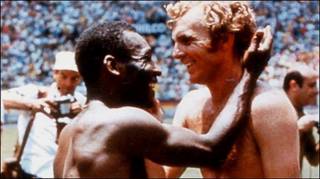 Bobby Moore (phải)
