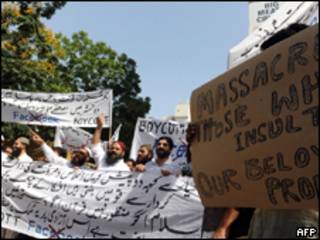 Paquistaneses protestam contra sites em Karachi nesta quinta-feira (AFP)