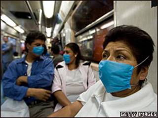 Mexicanos con mascarilla.