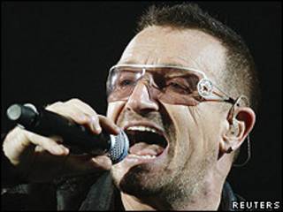 Bono, cantante de U2 en un concierto.