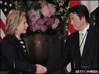 Hillary Clinton y el ministro de Exteriores japonés Katsuya Okada.