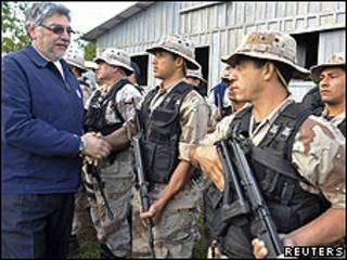 Fernando Lugo presidente de Paraguay saluda a soldados