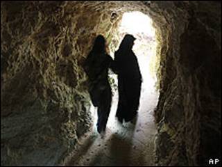 Mujeres en el nuevo museo de Hezbolá
