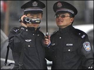 北京某法院门外警察录影媒体记者的采访工作(22/4/2010)