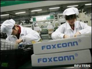 Trabalhadores em linha de montagem da Foxconn