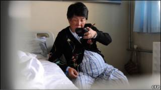 Cheng Li no hospital em Hefei, antes de dar a luz (Foto: ChinaFotoPress)