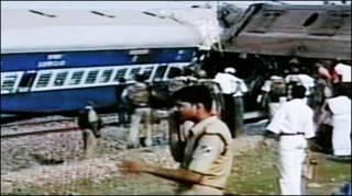पटरी से उतरी ट्रेन (एसटीआर/ एएफ़पी /गेटी इमेजेज़)