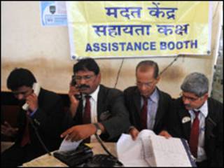 लोग अपने परिजनों का हाल जानने के लिए बेचैन हैं