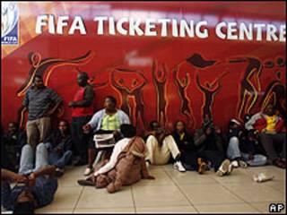 Aficionados esperan para comprar entradas